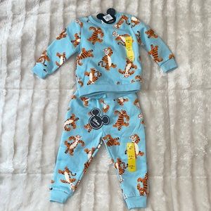 NWT tigger sweatsuit, 9-12 months